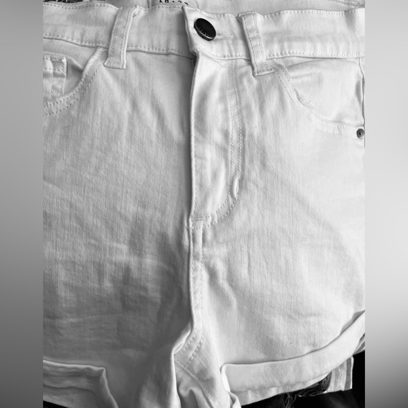id:23 NWOT cuffed white shorts button and zip closure from stitch fix size 25 - Picture 5 of 10